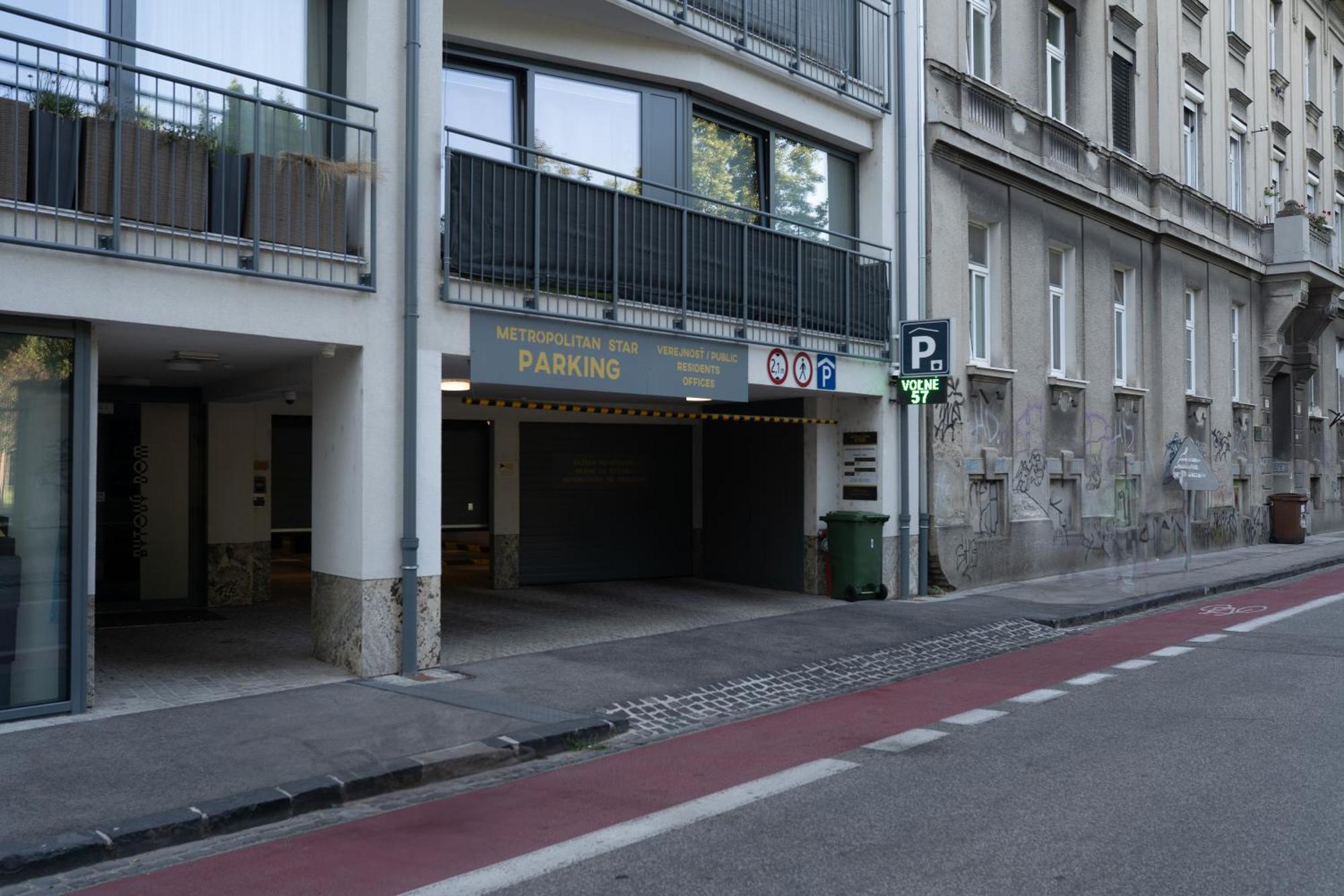 Hotel Reverie - Dependance, Check-In At Metropolitan Star ブラチスラヴァ エクステリア 写真