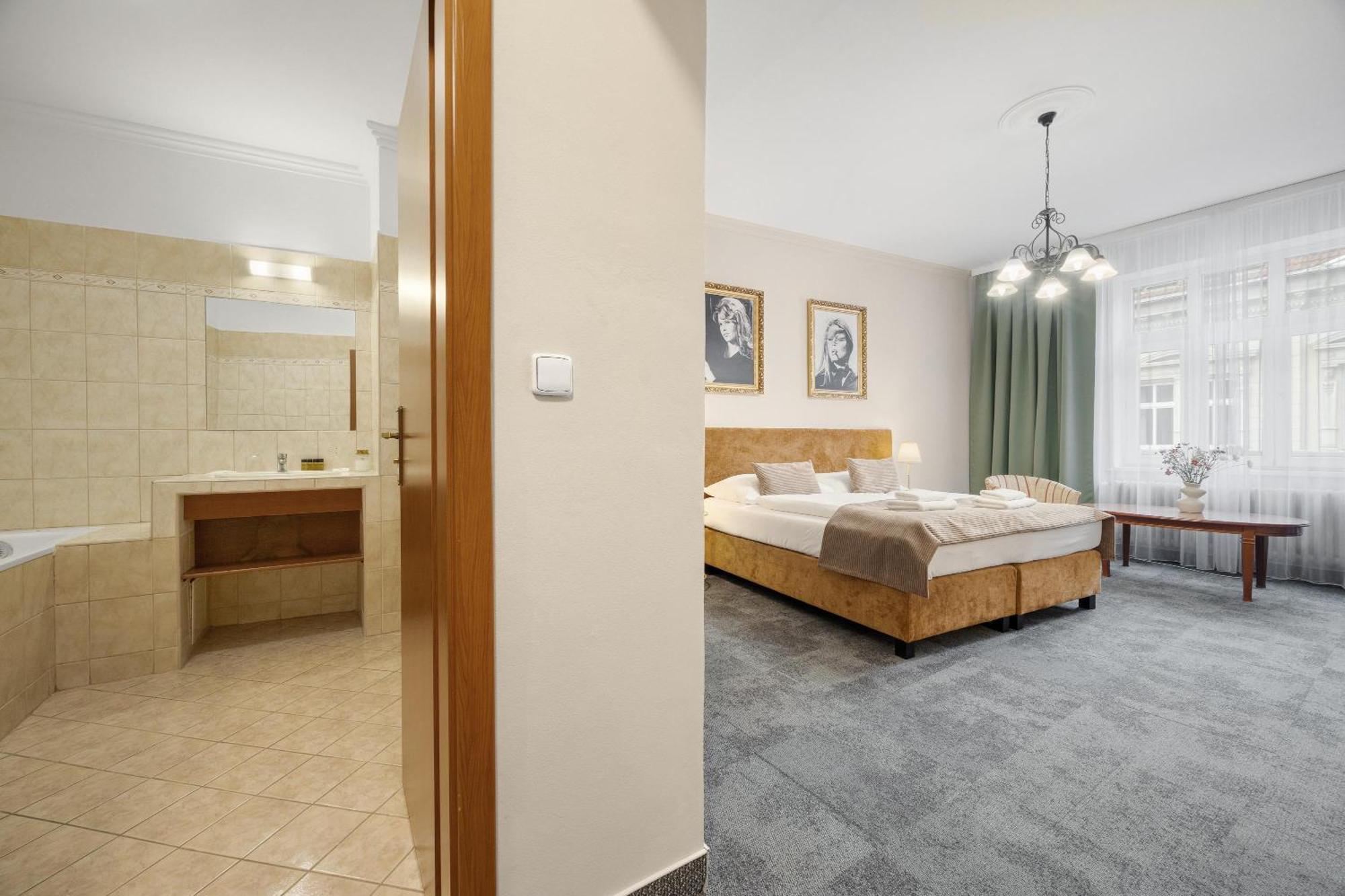 Hotel Reverie - Dependance, Check-In At Metropolitan Star ブラチスラヴァ エクステリア 写真