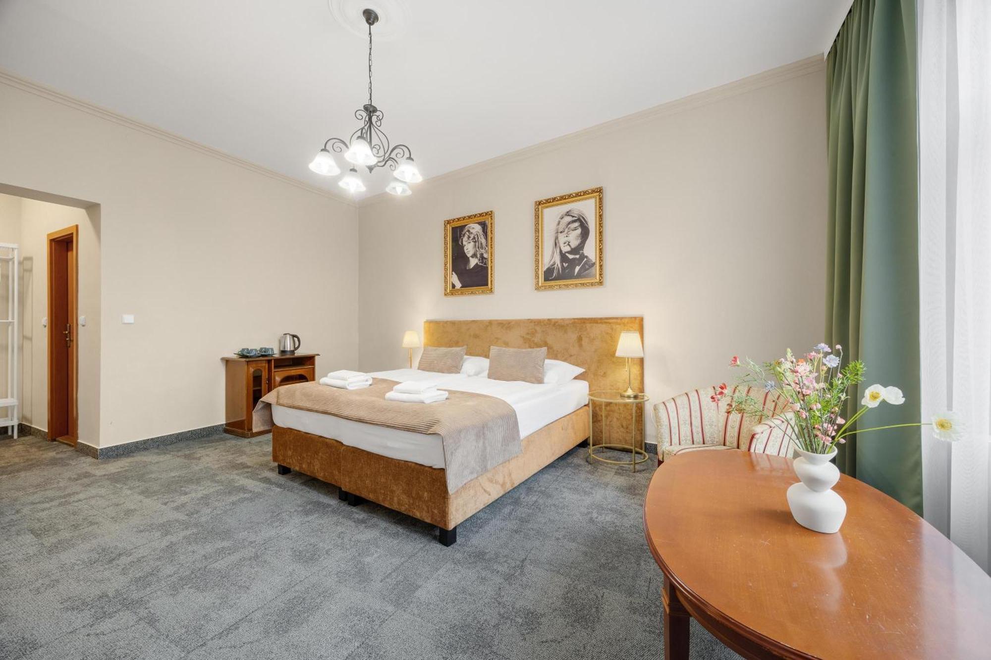 Hotel Reverie - Dependance, Check-In At Metropolitan Star ブラチスラヴァ エクステリア 写真