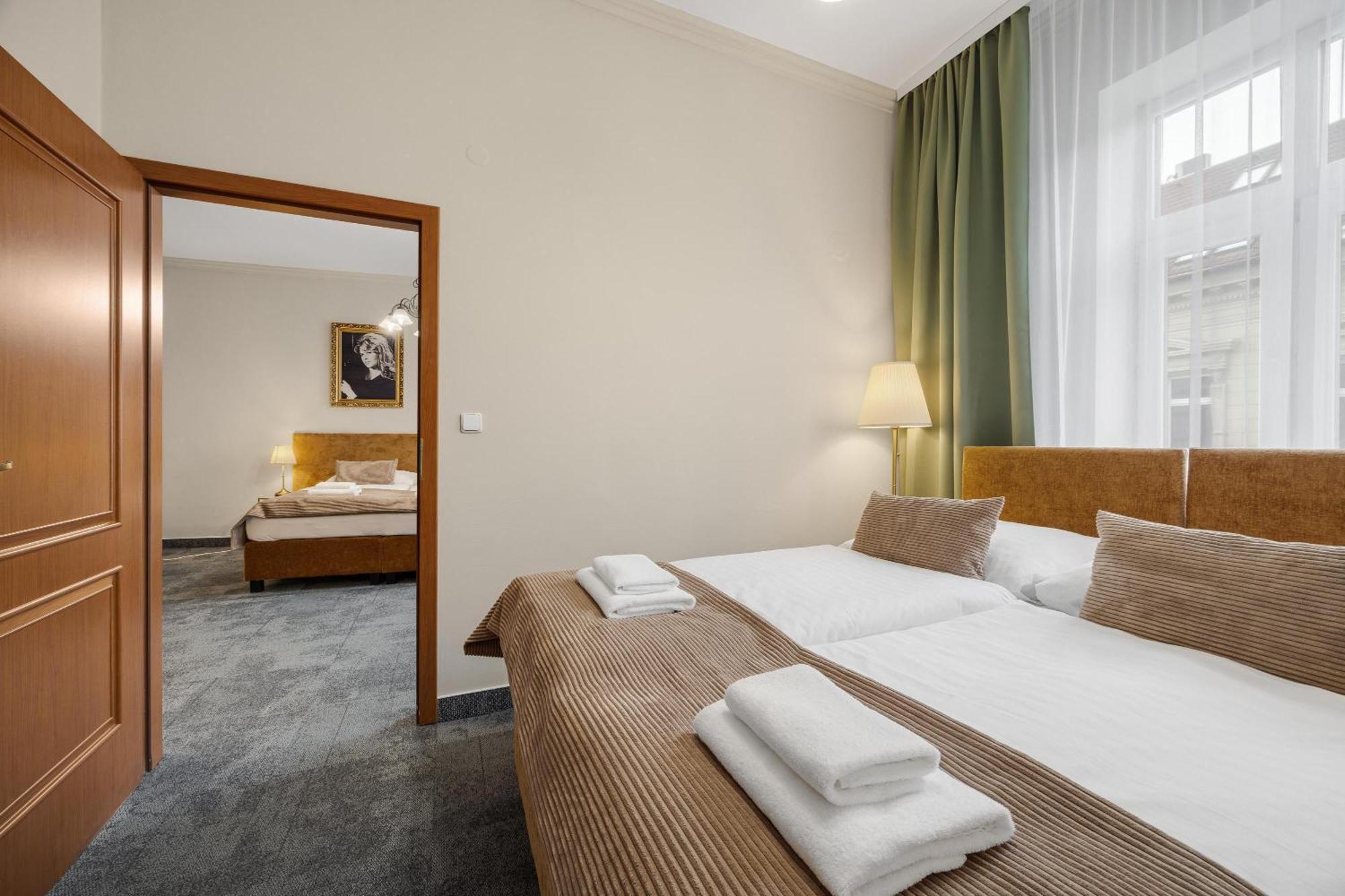 Hotel Reverie - Dependance, Check-In At Metropolitan Star ブラチスラヴァ エクステリア 写真