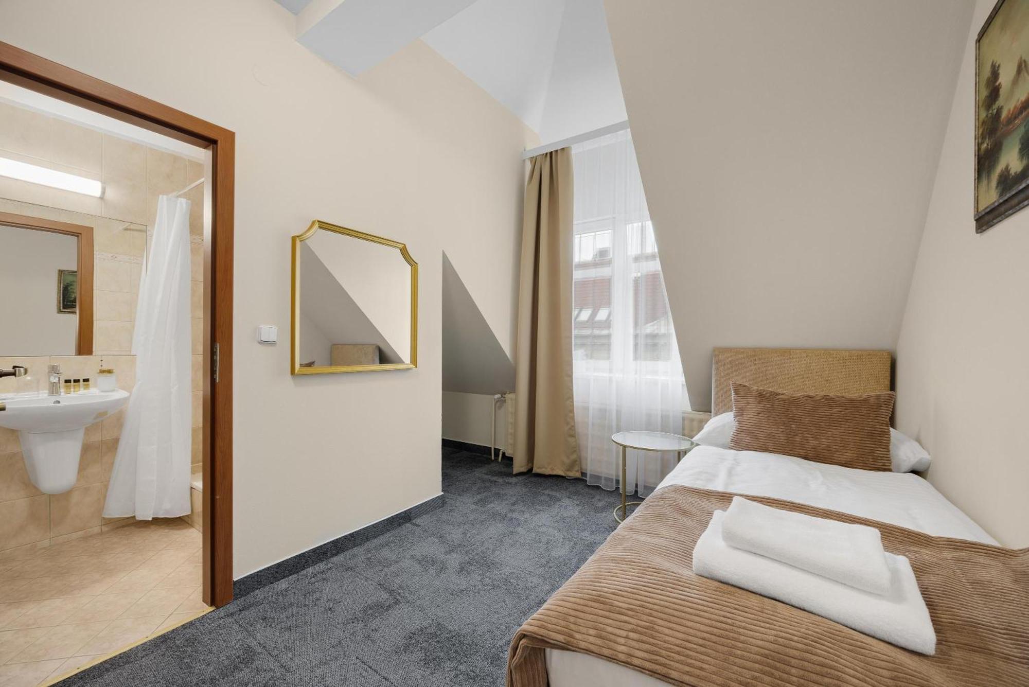 Hotel Reverie - Dependance, Check-In At Metropolitan Star ブラチスラヴァ エクステリア 写真