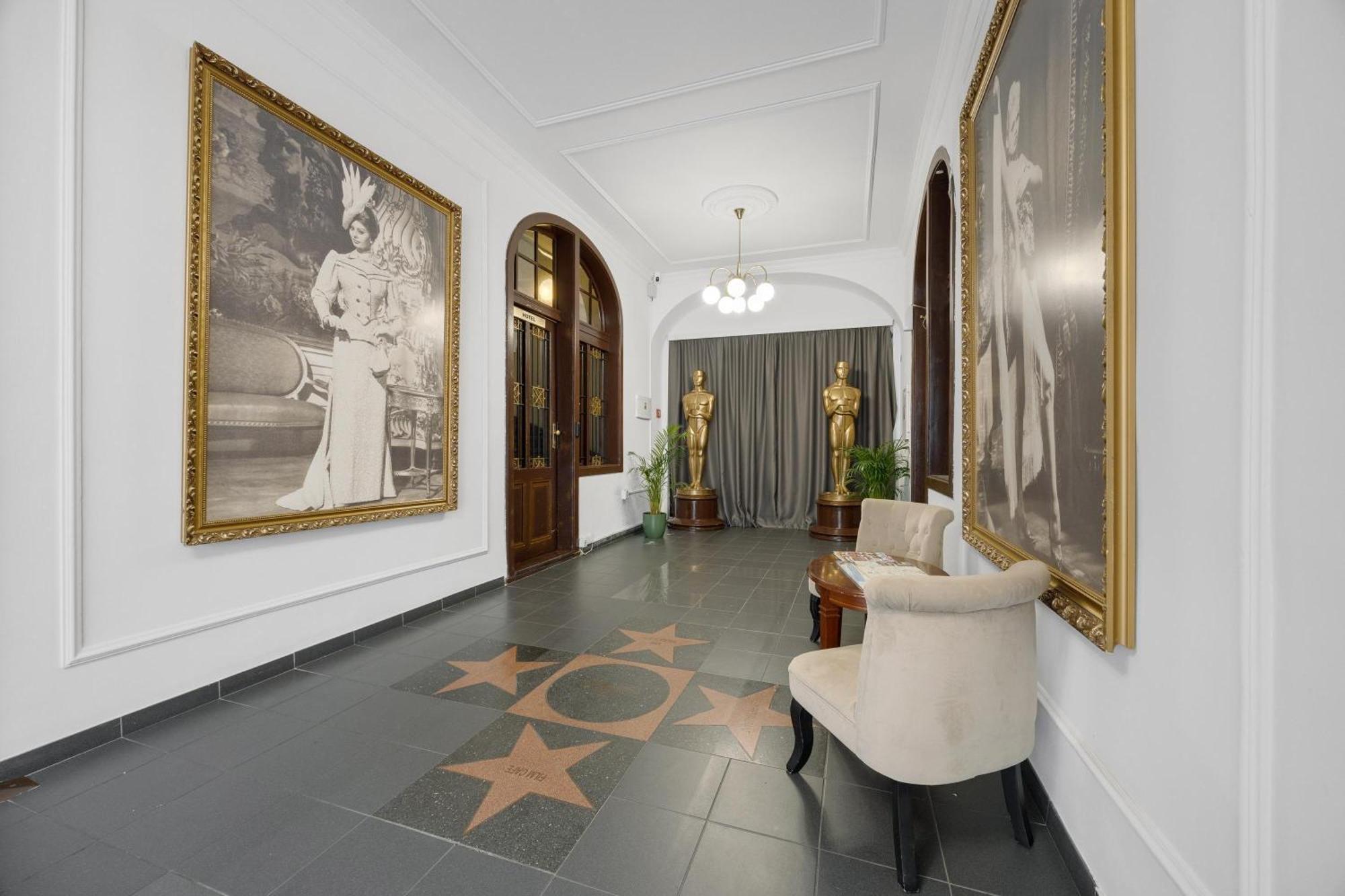Hotel Reverie - Dependance, Check-In At Metropolitan Star ブラチスラヴァ エクステリア 写真