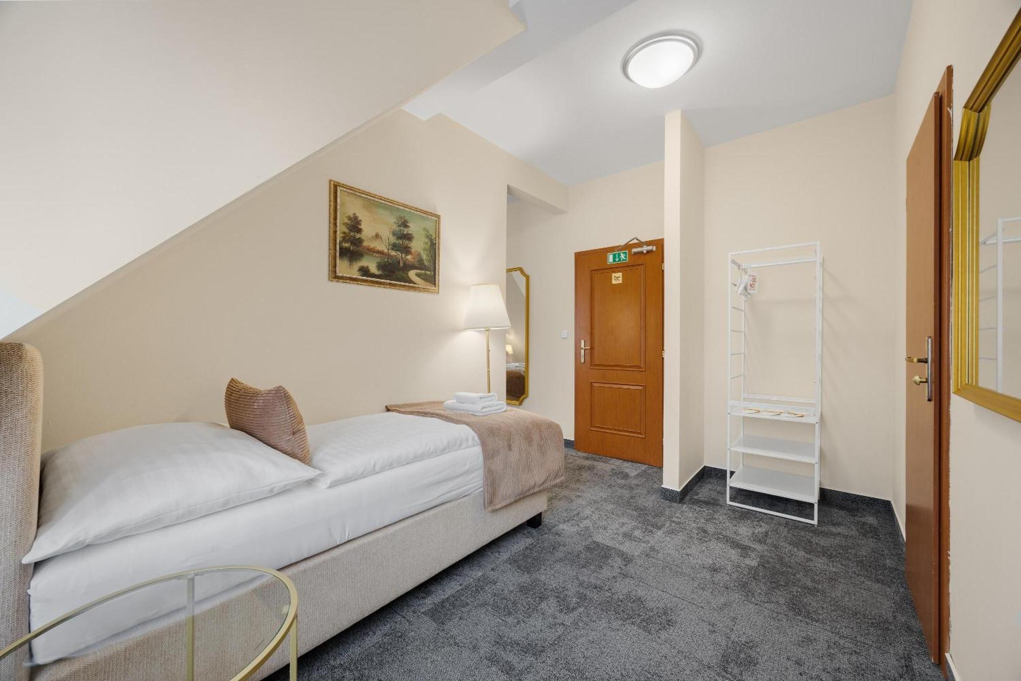 Hotel Reverie - Dependance, Check-In At Metropolitan Star ブラチスラヴァ エクステリア 写真