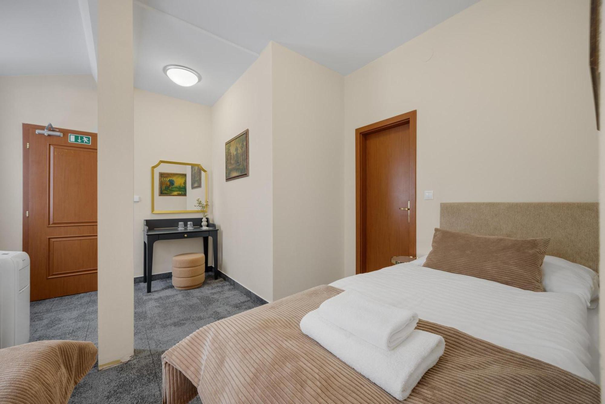 Hotel Reverie - Dependance, Check-In At Metropolitan Star ブラチスラヴァ エクステリア 写真