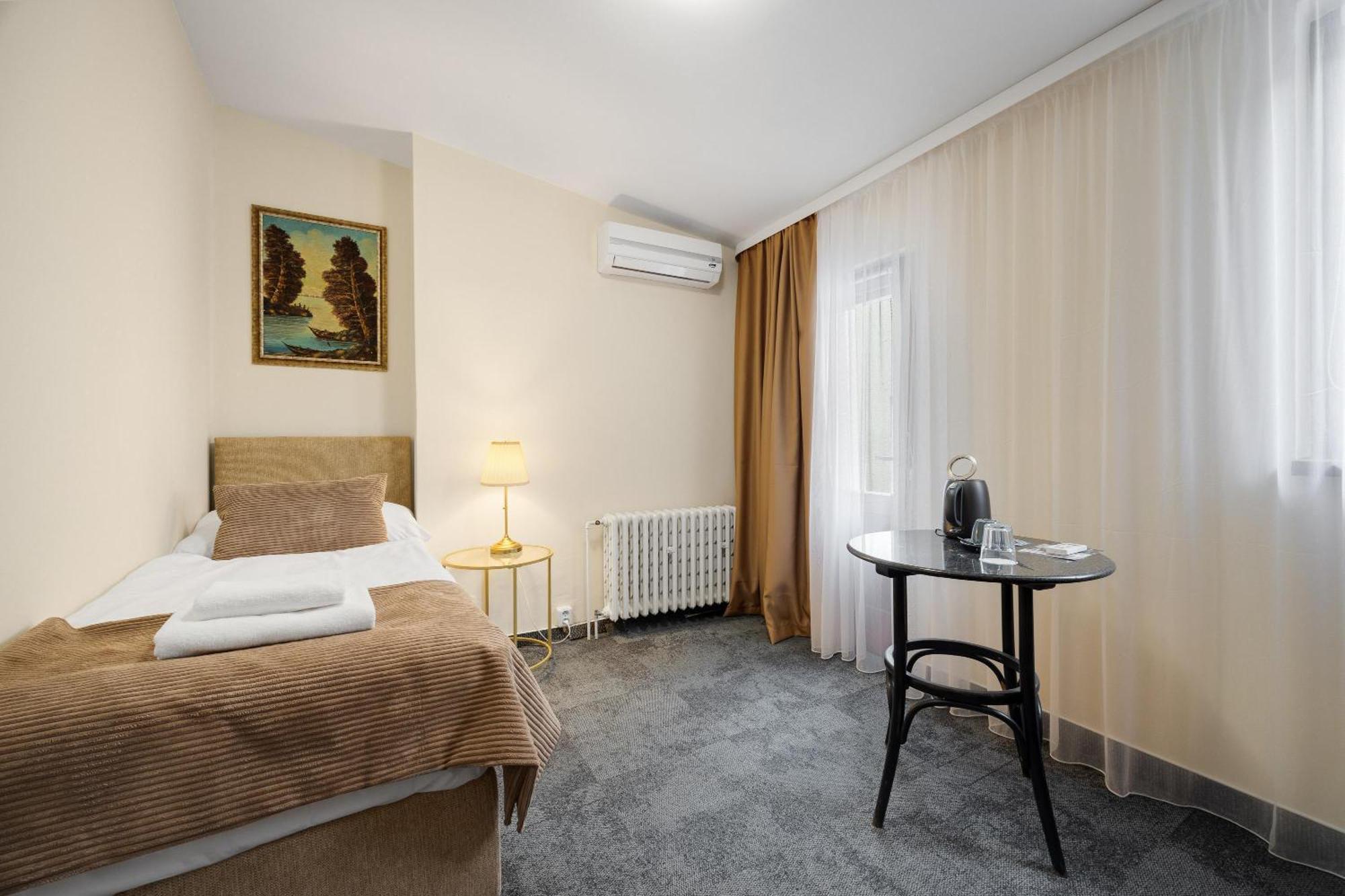 Hotel Reverie - Dependance, Check-In At Metropolitan Star ブラチスラヴァ エクステリア 写真