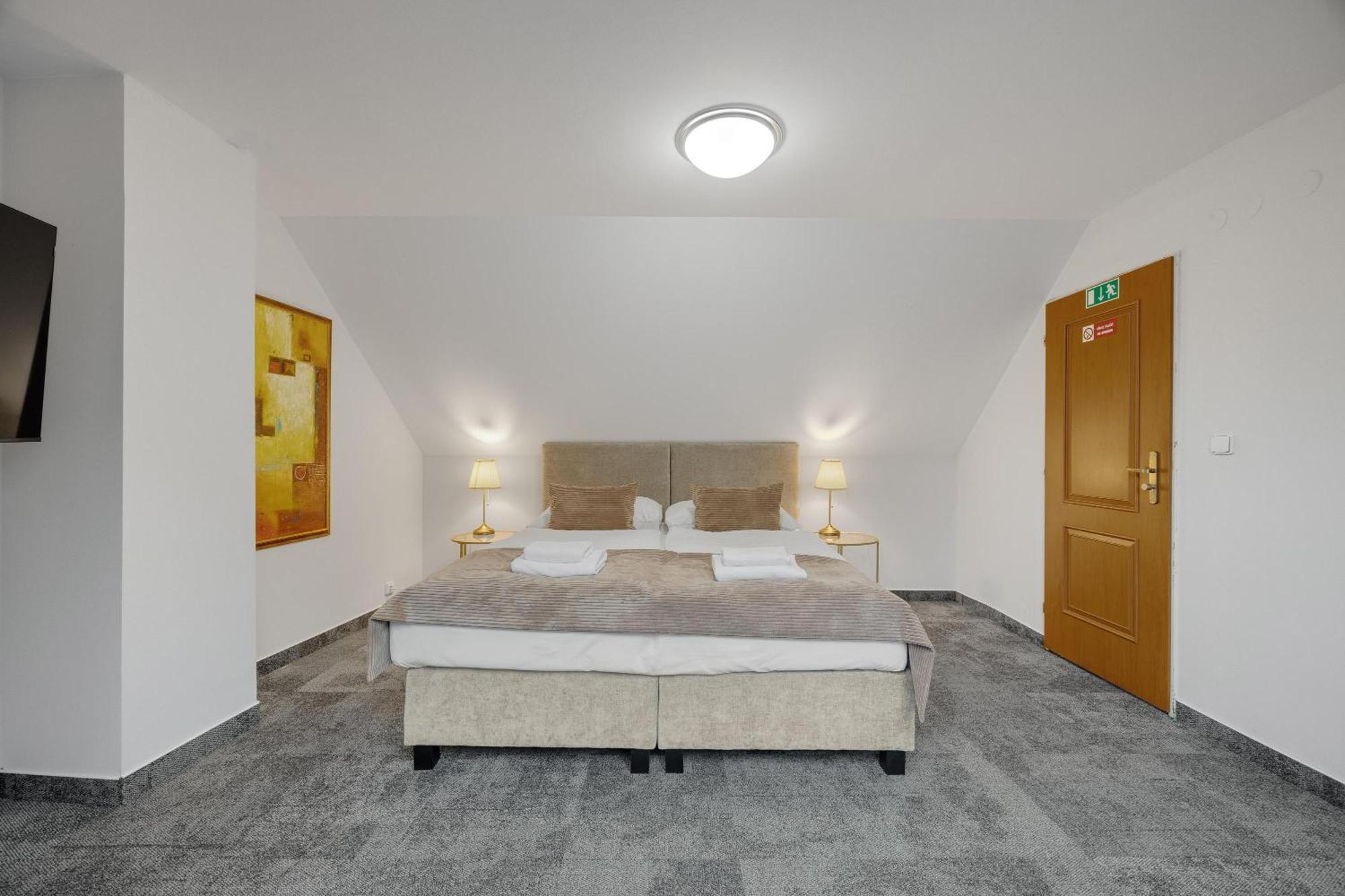 Hotel Reverie - Dependance, Check-In At Metropolitan Star ブラチスラヴァ エクステリア 写真