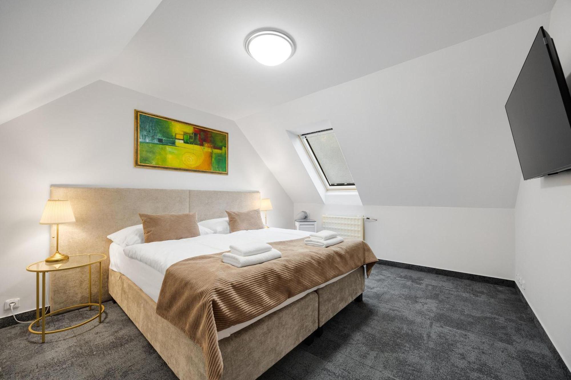 Hotel Reverie - Dependance, Check-In At Metropolitan Star ブラチスラヴァ エクステリア 写真