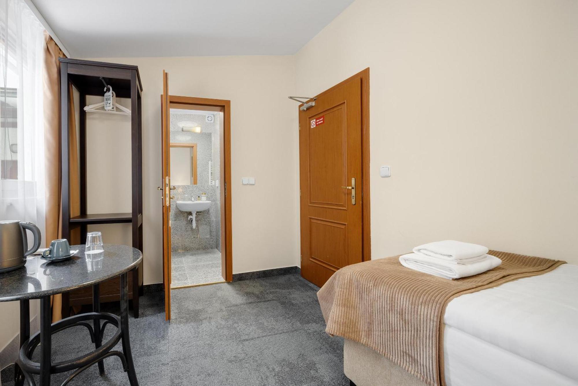 Hotel Reverie - Dependance, Check-In At Metropolitan Star ブラチスラヴァ エクステリア 写真