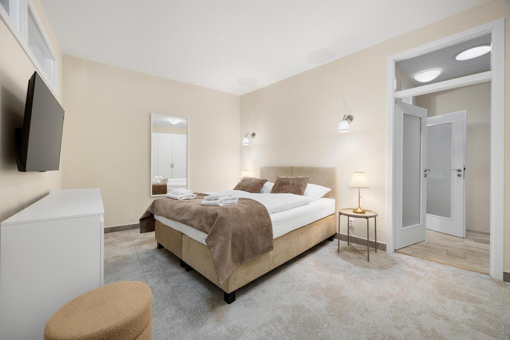 Hotel Reverie - Dependance, Check-In At Metropolitan Star ブラチスラヴァ エクステリア 写真
